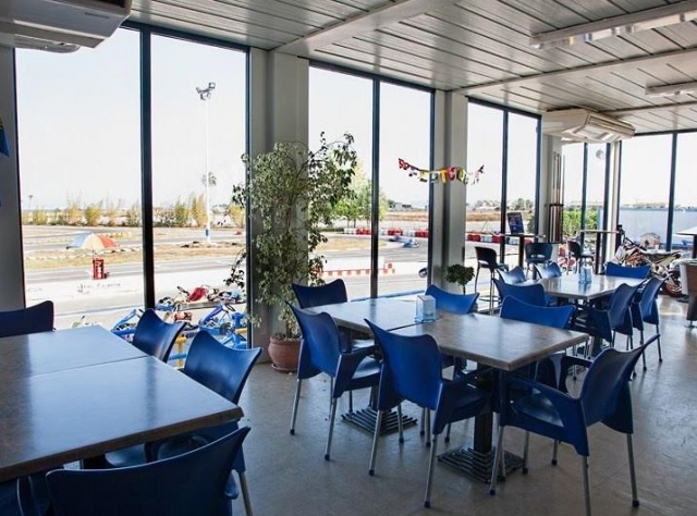 Cafeteria con sillas azules